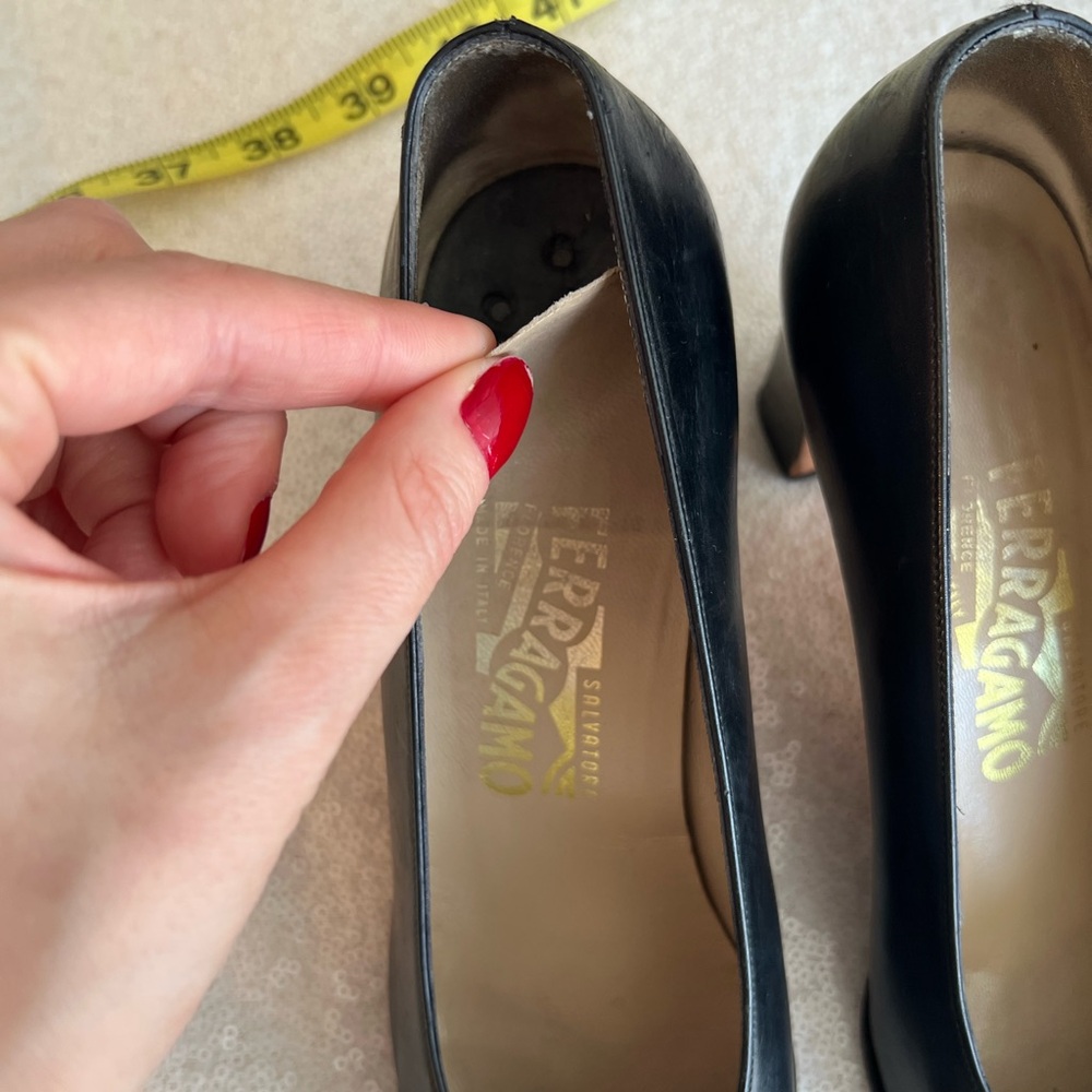Vintage 1970s 1980s Salvatore Ferragamo Black Italian Leather Heels Gold Accent - Picture 15 of 17